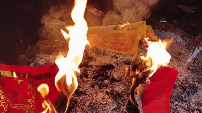 祭祖焚烧点香焚香中元节传统节日中元节烧纸