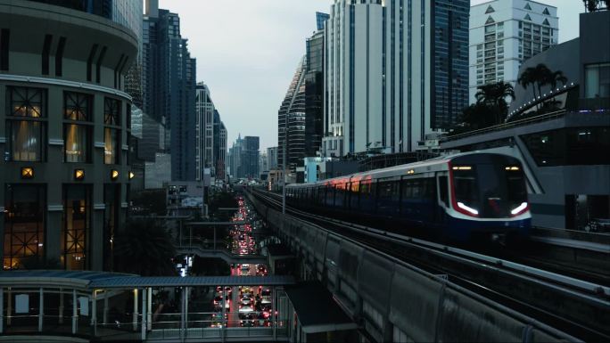 火车到达泰国曼谷市内的现代城市站、地面交通