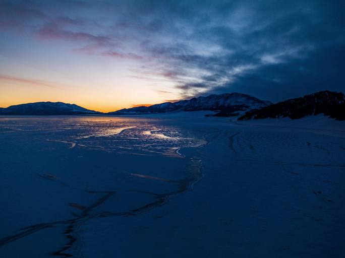 新疆冬季赛里木湖日出延时轨迹航拍