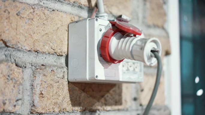 三相电源插座安装在外墙，插入高压插座，为电力输送供电