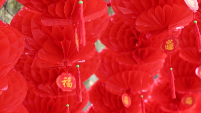 北京地坛春节文化庙会悬挂节日红灯笼