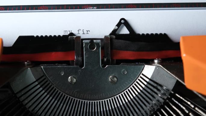 一台老式的橙色复古打字机