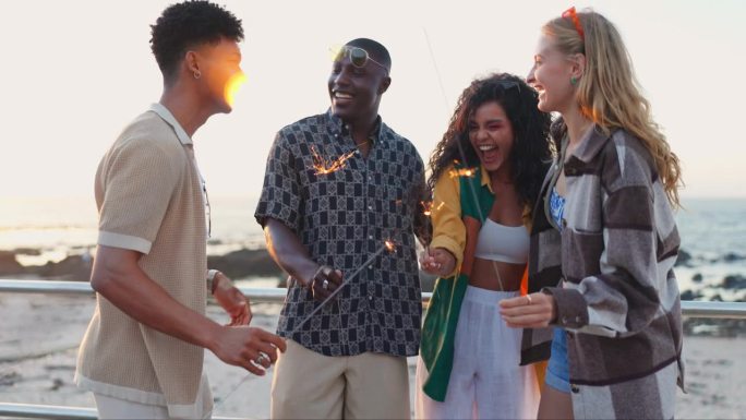 朋友，夏天的海洋和烟花庆祝，假期的快乐和多样性一起欢笑。男人、女人和z世代的人们带着烟花在海边欢呼，
