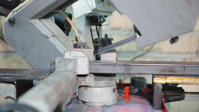 工业自动化切割机配有锋利的锯和车间专用水冷却系统，切割金属板材的过程中使用冷却剂的方法，工作与金属产