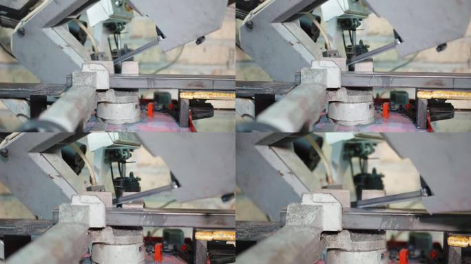工业自动化切割机配有锋利的锯和车间专用水冷却系统，切割金属板材的过程中使用冷却剂的方法，工作与金属产