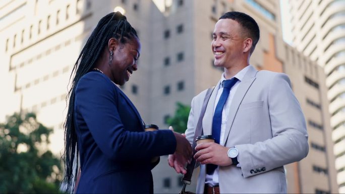 在大街上做生意的女人和男人握手，在城市里介绍或问候时带着微笑。人，朋友或员工握手，友好和欢迎与协议，