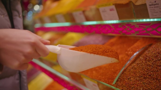土耳其小贩为高兴的顾客推出芳香口味#SpiceMarketDiscovery #AromaExper