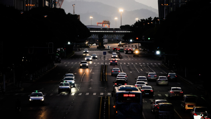 夕阳行人马路 马路车流人流 摩托车过马路
