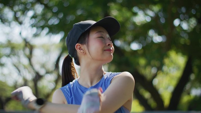 亚洲体育女子在户外跑步前伸展身体