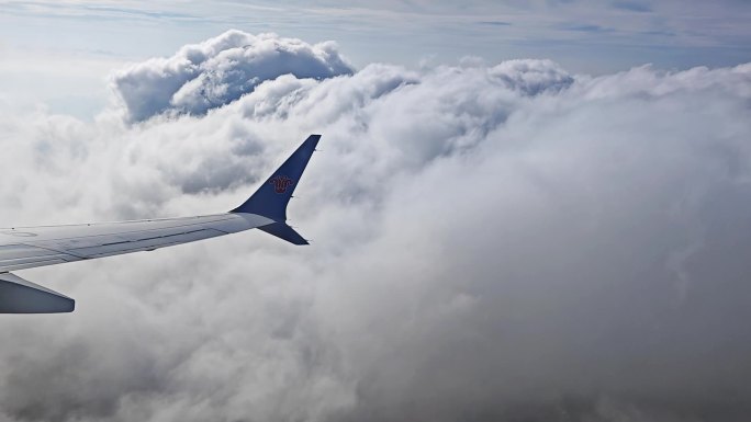 透过飞机窗户看窗外的云
