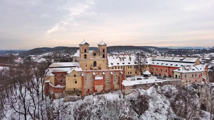 波兰克拉科夫维斯瓦河畔的泰涅茨修道院。
