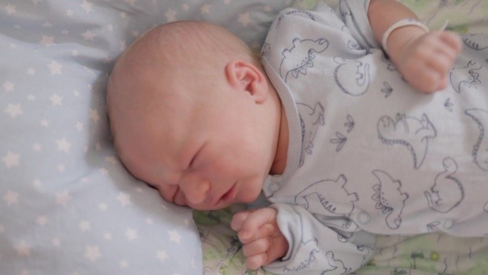 在医院产房的婴儿床上睡觉时，暴躁的小男孩哭泣的镜头。一个5天大的婴儿