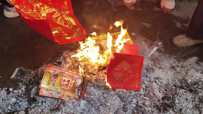 拜祭祀祖宗蜡烛思念先人燃烧的幂纸火焰纸灰