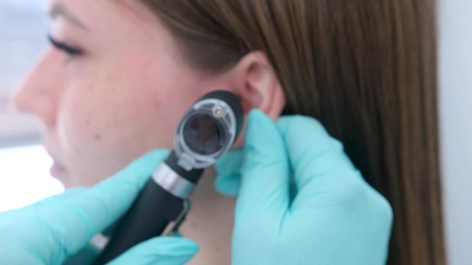 外科医生用光学内窥镜检查外耳、耳道，诊断耳部疾病。
