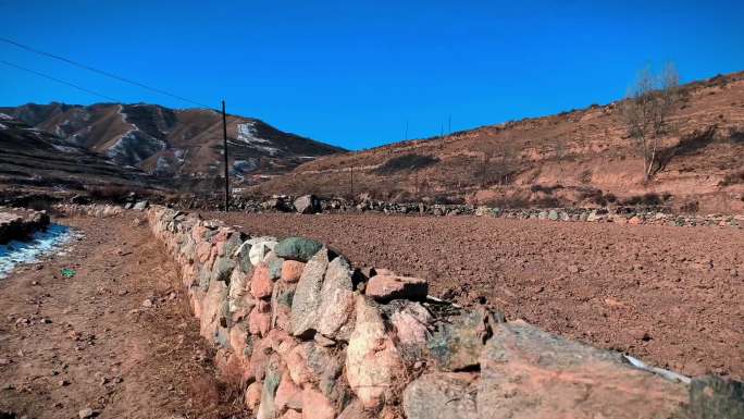 山间小路和路边石墙