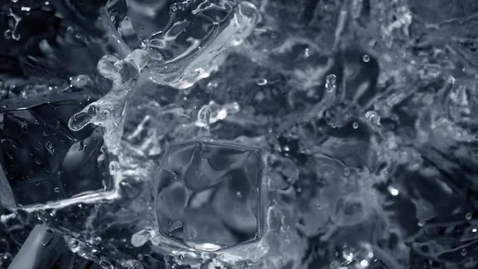 以1000帧/秒的速度拍摄完美的冰块落入水中。