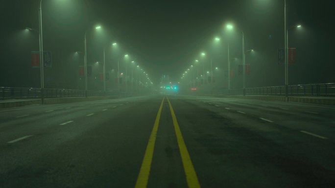 城市雾夜景