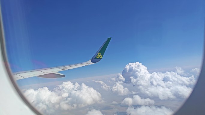 透过飞机窗户看蓝天云海