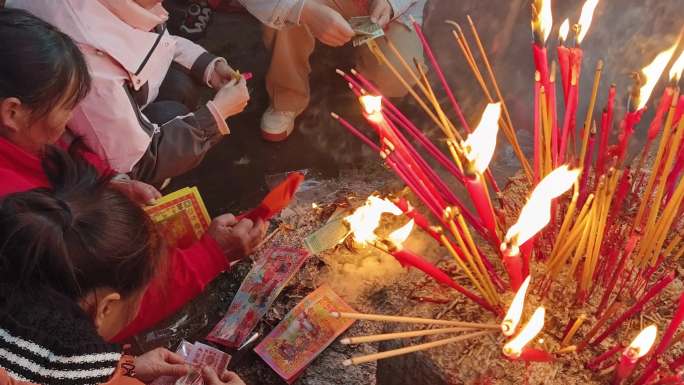 祭祖焚烧点香焚香中元节传统节日中元节视频