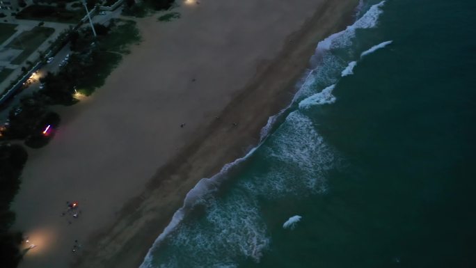 墨绿色的海岛   绿色的海水  海浪