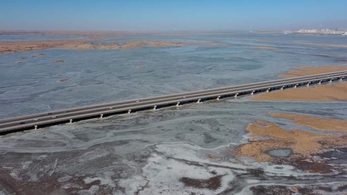 4K航拍冬季乌海湖大桥