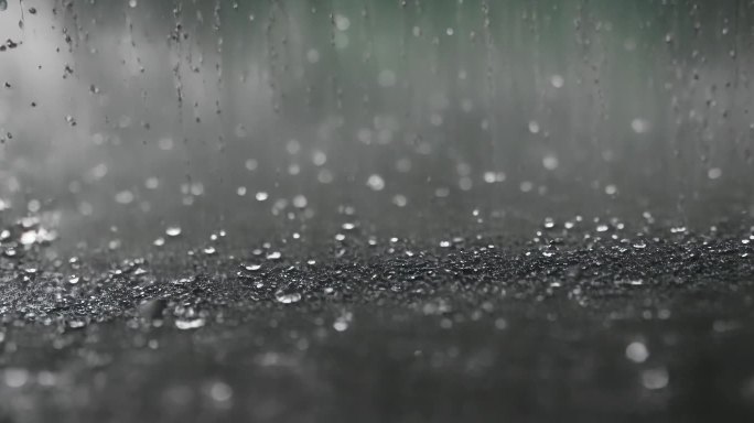 雨水打在地面上下雨天
