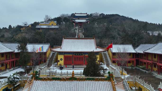 航拍冬天雪景徐州市云龙湖风景区兴化禅寺