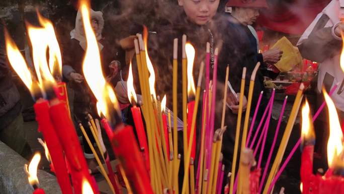 拜祭祀祖宗蜡烛思念先人燃烧的幂纸火焰纸灰