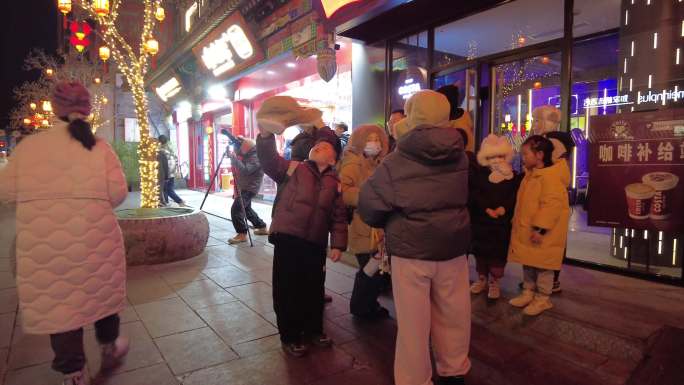灯火辉煌北京地标建筑夜市夜景带孩子逛旅游