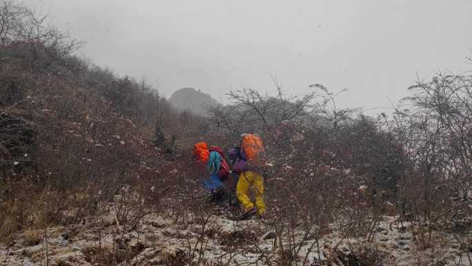 四姑娘山双桥沟雪中徒步的攀冰运动爱好者