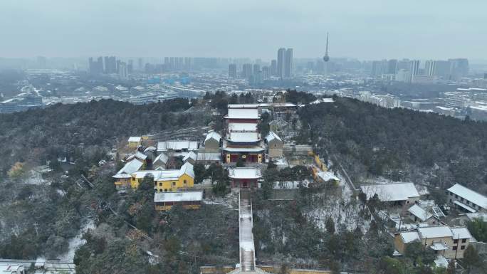 航拍冬天雪景徐州市云龙湖风景区兴化禅寺