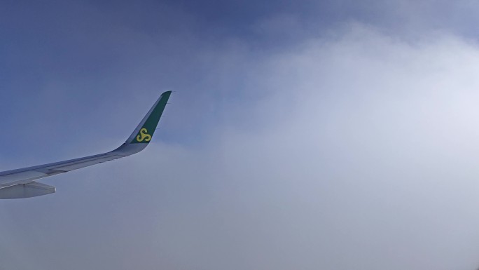 在飞机里拍摄穿过气流和云层