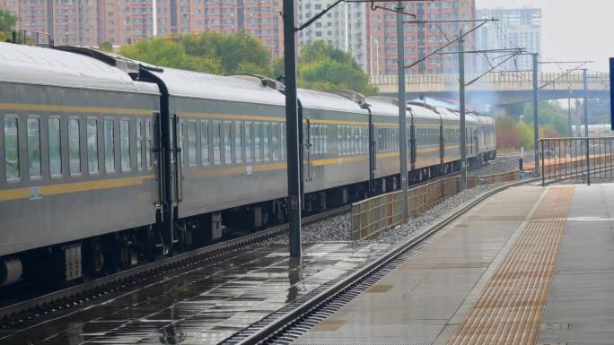 吉林省吉林站出站的绿皮火车