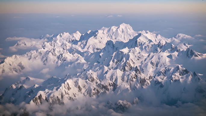 云层中的高山