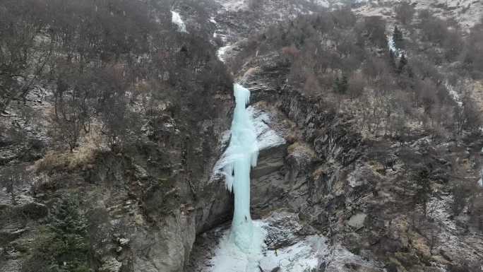 四川阿坝航拍双桥沟冰瀑的攀冰运动爱好者