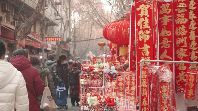 春节集市人群购物年货灯笼对联热闹新年氛围