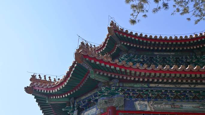 北京颐和园万寿山阳光下古建筑