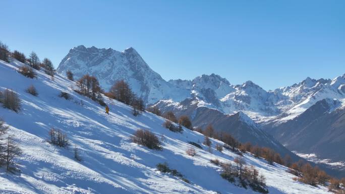 实拍登雪山画面