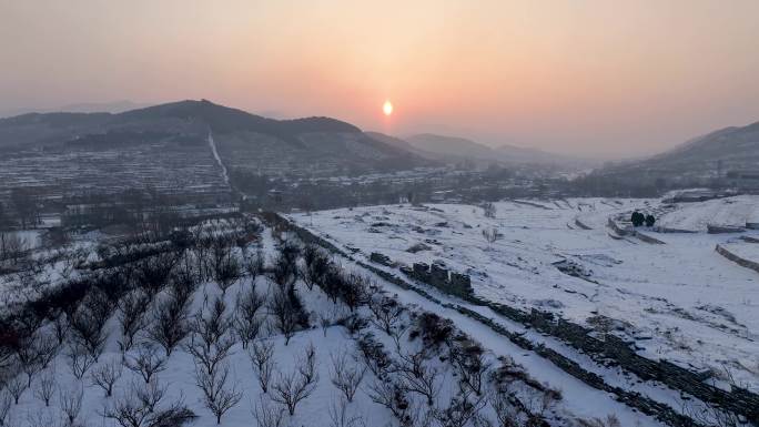 航拍雪后山东齐长城锦阳关日出