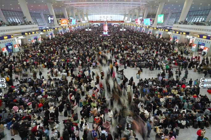 春运高铁站人山人海延时摄影