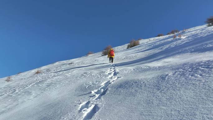 实拍登雪山画面