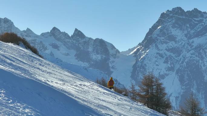 实拍登雪山画面