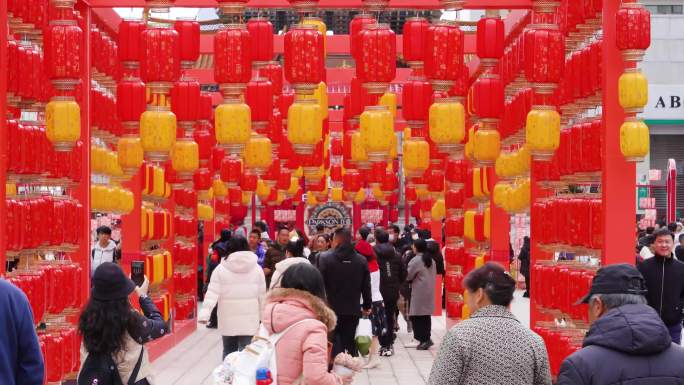 春节昆明步行街的游客人群