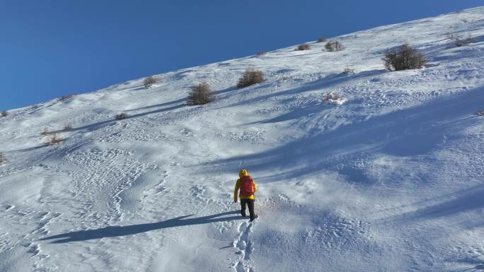 实拍登雪山画面