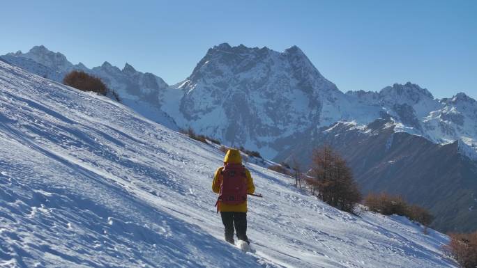 实拍登雪山画面