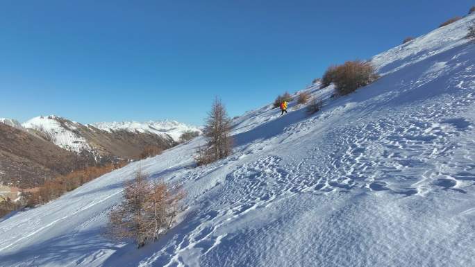 实拍登雪山画面