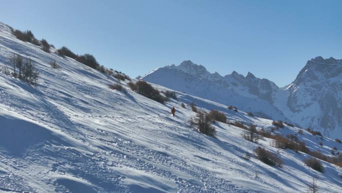 实拍登雪山画面