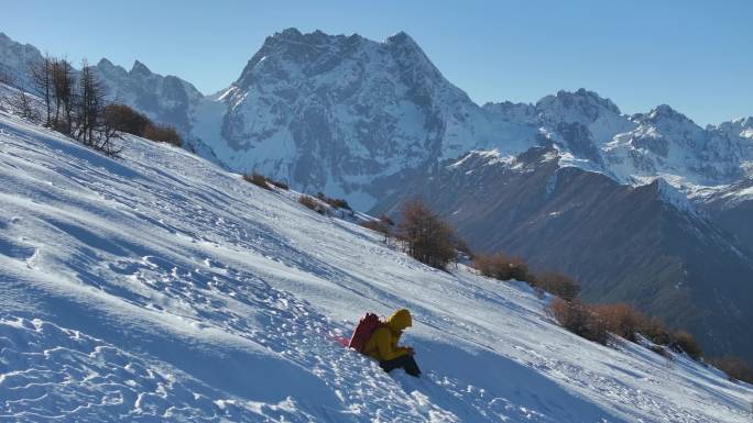 实拍登雪山画面