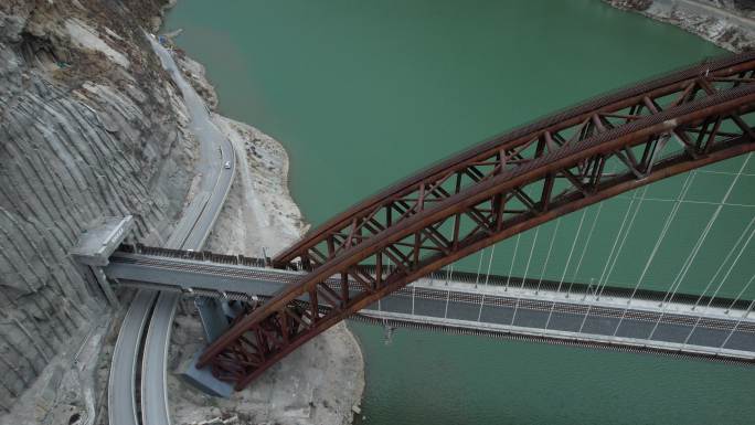 雅鲁藏布江上的拉林铁路藏木特大桥