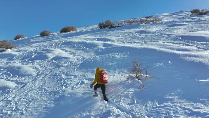 实拍登雪山画面